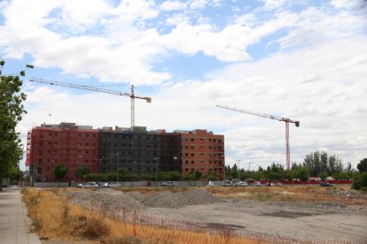 Un bloc de vivendes en construcció a la zona d’expansió de Copa d’Or, ahir.