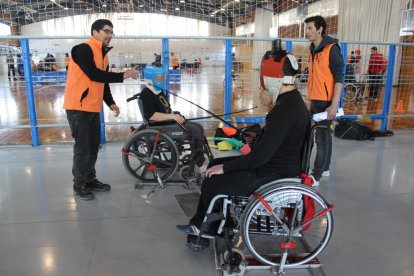 Uns usuaris d'Aspid practiquen esgrima al pavelló de Pardinyes