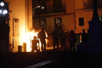 Imagen de la caseta de la ONCE de la plaza Sant Francesc ardiendo durante los disturbios.  