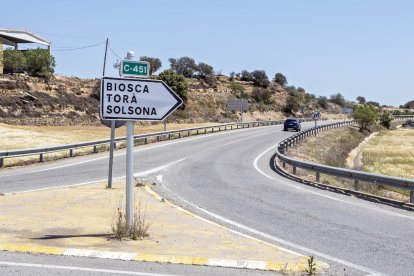 Un senyal de circulació mostra el camí de Torà, Biosca i la capital del Solsonès en la mateixa direcció