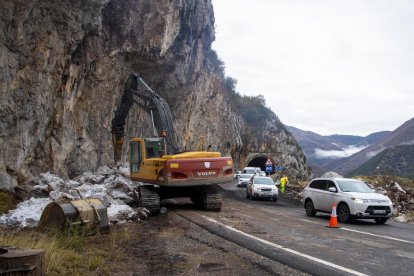 Obres a l’N-230 el dia 13 per l’allau de roques que va tallar la carretera al seu pas per Escales.