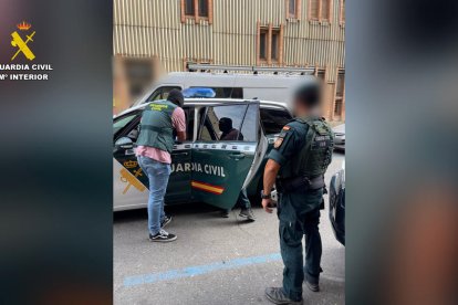 Imagen del operativo de la Guardia Civil para la detención