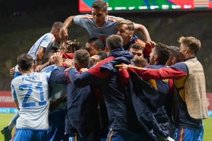 Els jugadors espanyols, celebrant la seua classificació per a la final a quatre de la Nations League.