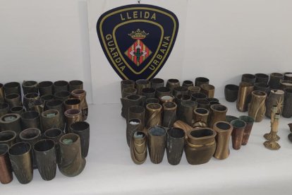 La Guardia Urbana encontró los objetos robados del cementerio en una chatarrería. 