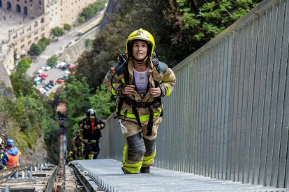 Més de 200 esportistes pugen els 2.180 esglaons de la carrera solidària Vertical Montserrat