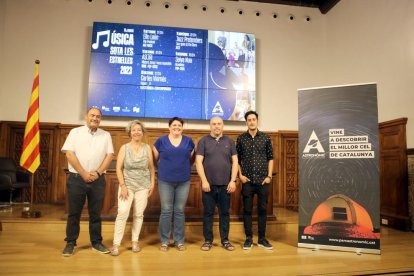 En el centro, la vicepresidenta del Institut d'Estudis Ilerdencs, Estefania Rufach, con la alcaldesa de Àger, Mireia Burgués, y el director del Parc Astronòmic del Montsec, Salvador Ribas