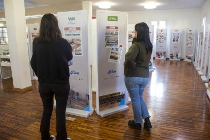 Dos de les visitants que no s’han perdut l’exposició de SEGRE a Tàrrega.