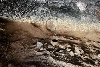 La balma de la imatge conserva nombrosos vestigis de la Guerra Civil intactes, en part perquè és de difícil accés.