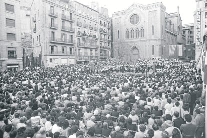 Una atapeïda plaça de Sant Joan, amb més de 5.000 assistents, en la seua inauguració el 4 de maig del 1986.