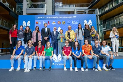 Foto de família de l’acte amb jugadores de tots els clubs, excepte els canaris, que no van poder viatjar.