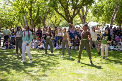 Exhibició ahir al migdia de dansa urbana a càrrec de Dancescape i alumnes de l’Escoleta d’Arts.