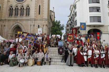 Representants de les comparses de Moros i Cristians, ahir a la plaça Sant Joan.