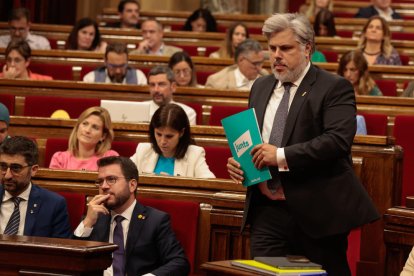 Albert Batet passa al costat de Pere Aragonès al Parlament.