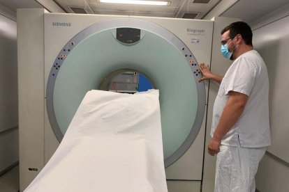 Aquest PET-TC es troba en una unitat mòbil que de manera provisional està ubicada en un annex a l'Espai Hospitalari Polivalent, fins a la instal·lació definitiva d'un equipament, fix, a l'interior de l'HUAV, prevista per al 2023.