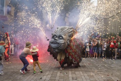 Més de 300 nens i nenes van gaudir ahir de la festa infantil de l’Aquelarre, l’Aquelarret, al centre de Cervera.