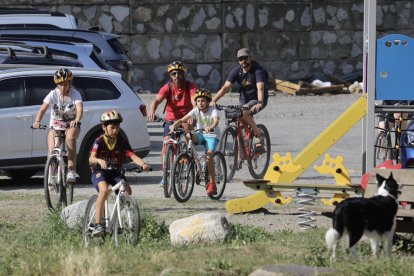 Turistes passejant en bici a la Guingueta, al Pallars Sobirà.