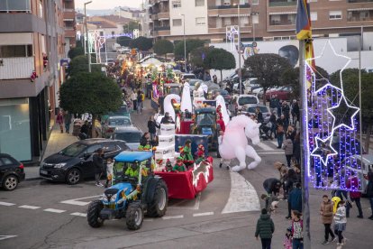 El Camarlenc va recórrer ahir els carrers de Torrefarrera acompanyat d'un seguici d'ajudants.