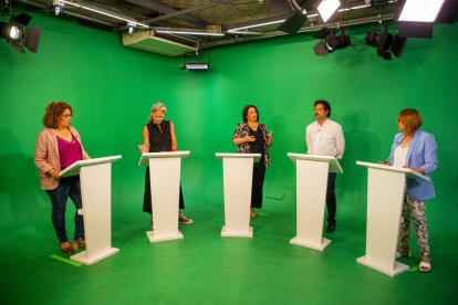 La moderadora, la periodista Anna Sàez, da las últimas indicaciones a Granollers, Gavín, Mínguez y Torres antes de empezar el debate. 