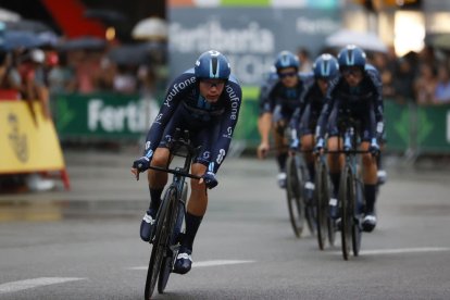 L’equip neerlandès DSM-Firmenich durant la primera etapa de la Vuelta, una crono a Barcelona.