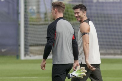 Ter Stegen i Lewandowski durant l’entrenament d’ahir.