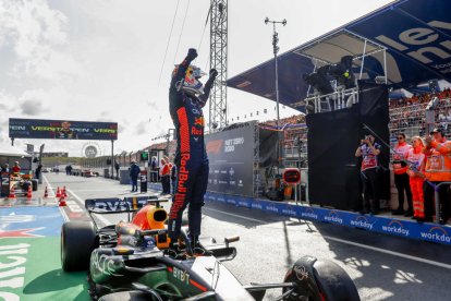 Verstappen celebra la nova pole.