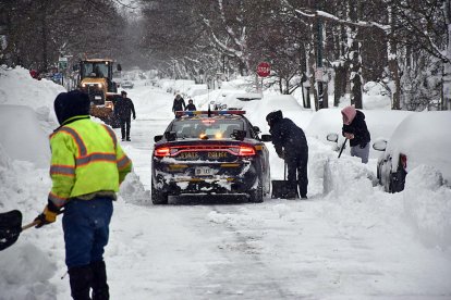 L’Exèrcit està ajudant a treure neu de les carreteres a l’estat de Nova York.