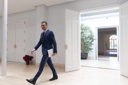 El president del Govern, Pedro Sánchez, a l’arribar ahir a una roda de premsa.