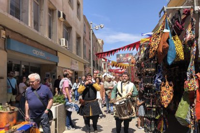 Un espectacle itinerant recorrent la fira ahir a Almacelles.