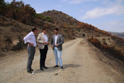 Salvador Illa, al centre, va visitar ahir les zones arrasades per l’incendi de Portbou a l’agost.