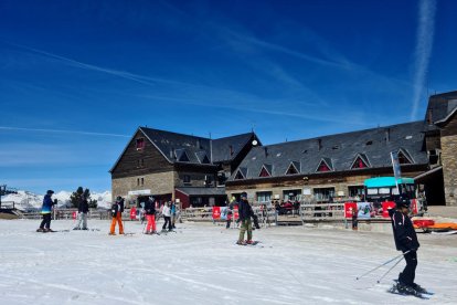 Alguns esquiadors a la cota 2.000 de l'estació d'esquí de Port Ainé, al Pallars Sobirà.