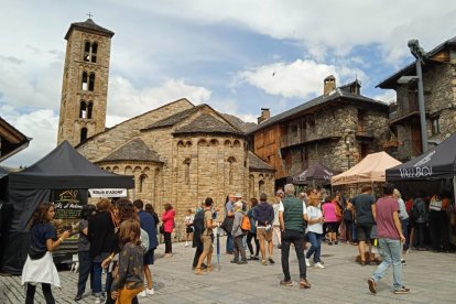 Alguns dels visitants que van acudir ahir a la Fira del Formatge de Pastor de Taüll.