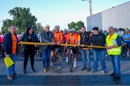 Abraham Olano y Mathieu Hermans, antes del inicio de la marcha cicloturística Montsec-Montsec.