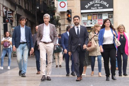 El vicepresident Jordi Puigneró i els consellers de Junts Gemma Geis, Josep Maria Argimon, Jaume Giró, Lourdes Ciuró, Victòria Alsina i Violant Cervera arriben al Palau de la Generalitat per una reunió urgent del Consell Executiu.