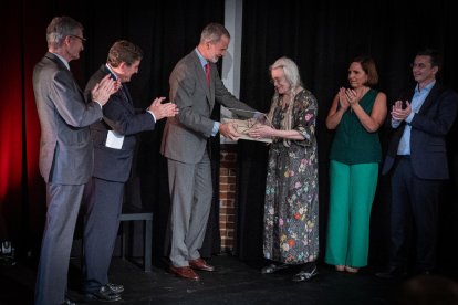 El rey Felipe VI entregó el premio Joan Margarit a la poeta Sharon Olds, en Nueva York.