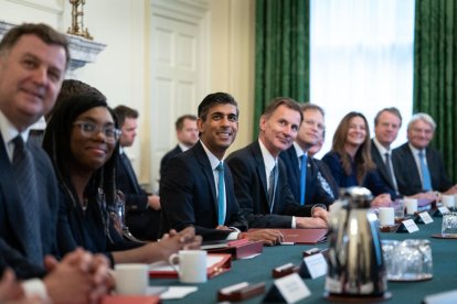 El nuevo primer ministro británico presidiendo ayer la primera reunión con sus ministros. 