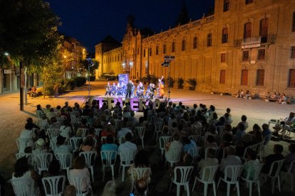 La música de la Bellpuig Cobla llena la plaza de la Universitat de Cervera 