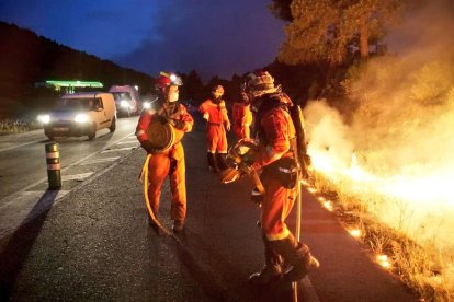 Efectius de l’UME lluitant de matinada contra l’incendi que crema a Càceres.