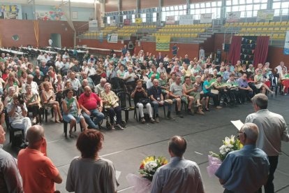 Guissona homenatja la seua gent gran amb un dinar popular al pavelló