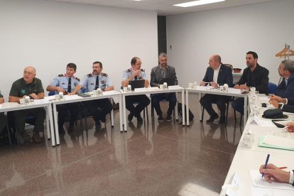 Estela y el alcalde, en el centro, durante la reunión