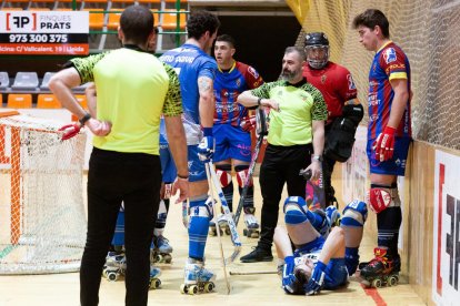 Sergi Folguera es queixa a terra al colpejar-se el cap amb la tanca.