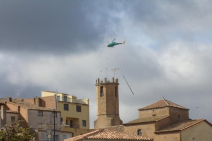 S'ha emprat un helicòpter per al transport de fins a 130 dels nous suports instal·lats per preservar boscos i conreus.