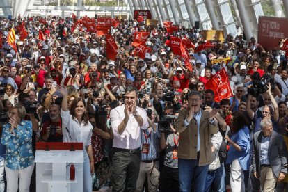 Sánchez, amb el president valencià, Ximo Puig, i la candidata a alcaldessa, Sandra Gómez.