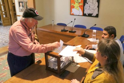 Un veí votant en la consulta el 12 de març.