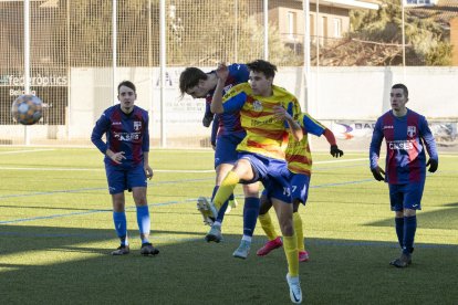 Una disputa aèria en el partit jugat dissabte a Bellpuig.