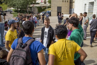 Concentració en suport a l’acusat a les portes del Canyeret.