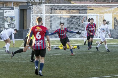 Otger celebra el segon gol del Tàrrega, amb Lautaro i Ramón, aquest d’esquena.