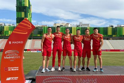 Arnau Monné, tercer per la dreta, amb l’equip de 4x100.