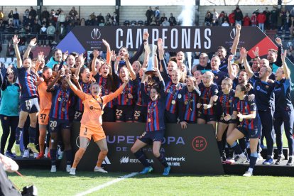 La plantilla blaugrana celebra el títol després d’imposar-se ahir a la Reial a la final que es va celebrar a Mèrida.