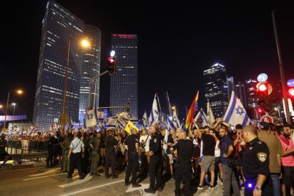 Manifestantes contra la reforma judicial en Israel, ayer en Tel Aviv.