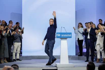 El líder del PP, Alberto Núñez Feijóo, aclamat pels seus en la presentació dels candidats.